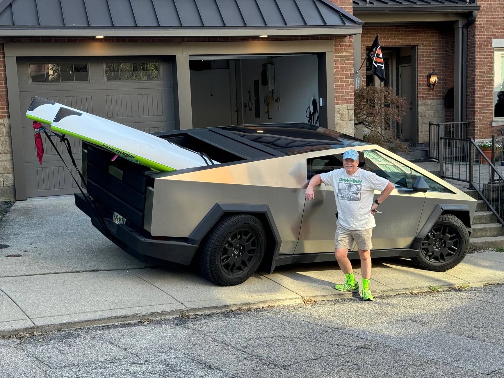 Tesla Cybertruck Carrying 2 Kayak in bed: super-easy hauling without accessories IMG_8601