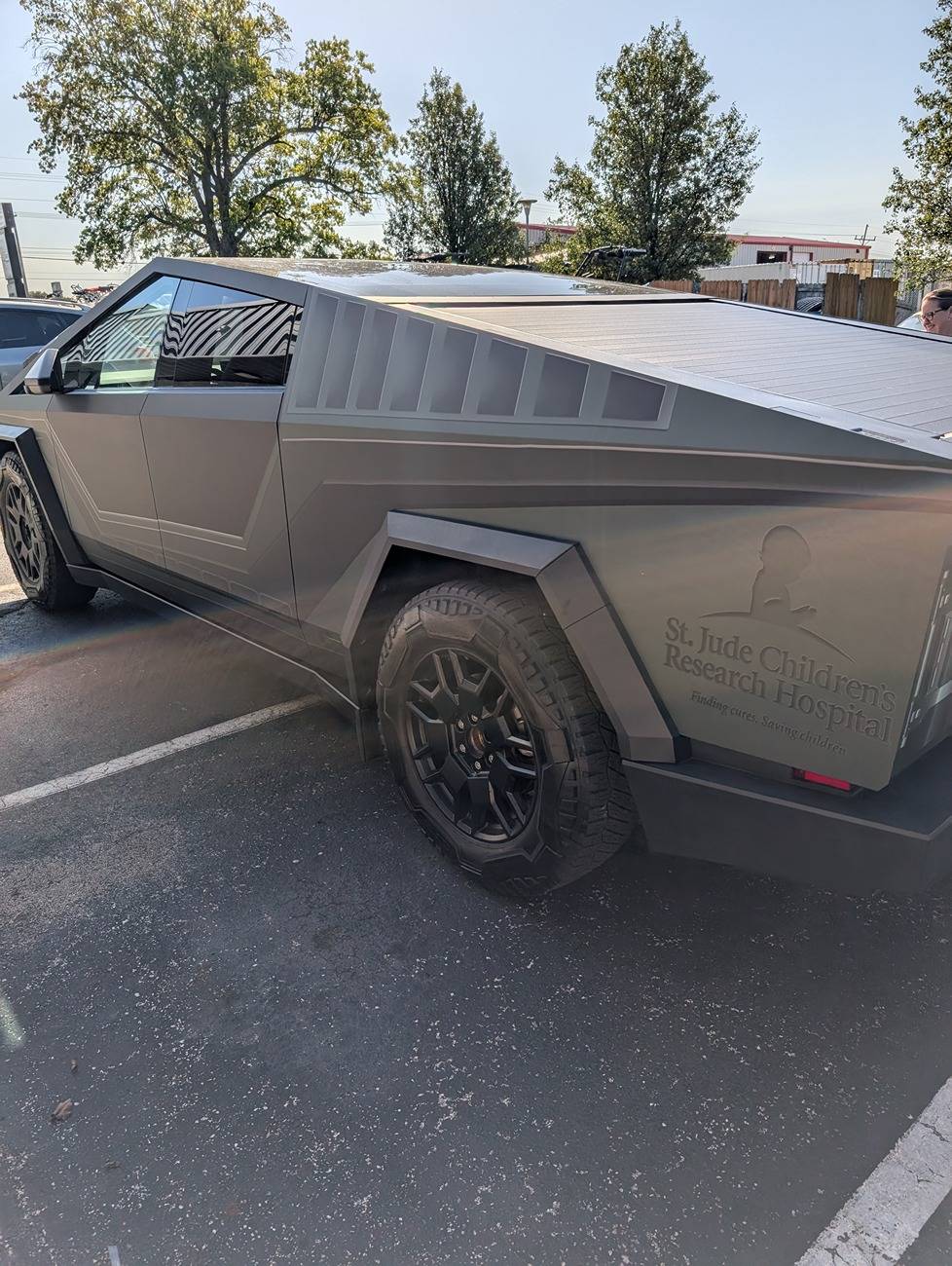 Tesla Cybertruck Finally got my Halo inspired wrap from ink-monkey! PXL_20241001_150401008