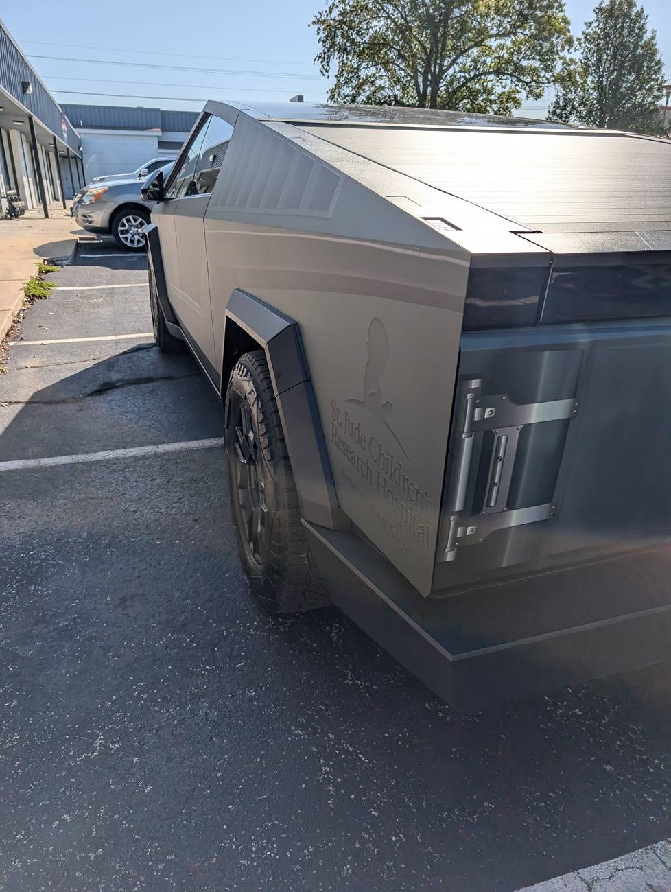 Tesla Cybertruck Finally got my Halo inspired wrap from ink-monkey! PXL_20241001_150329127