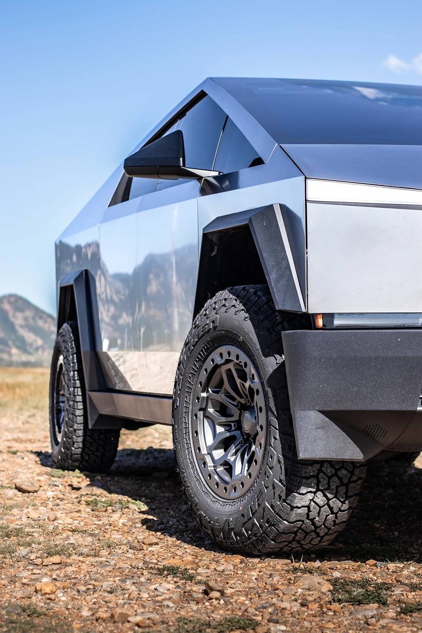 Tesla Cybertruck Martian Wheels 18" Cyber Rover beadlock wheels on Cybertruck CT-wheel-39_1680x