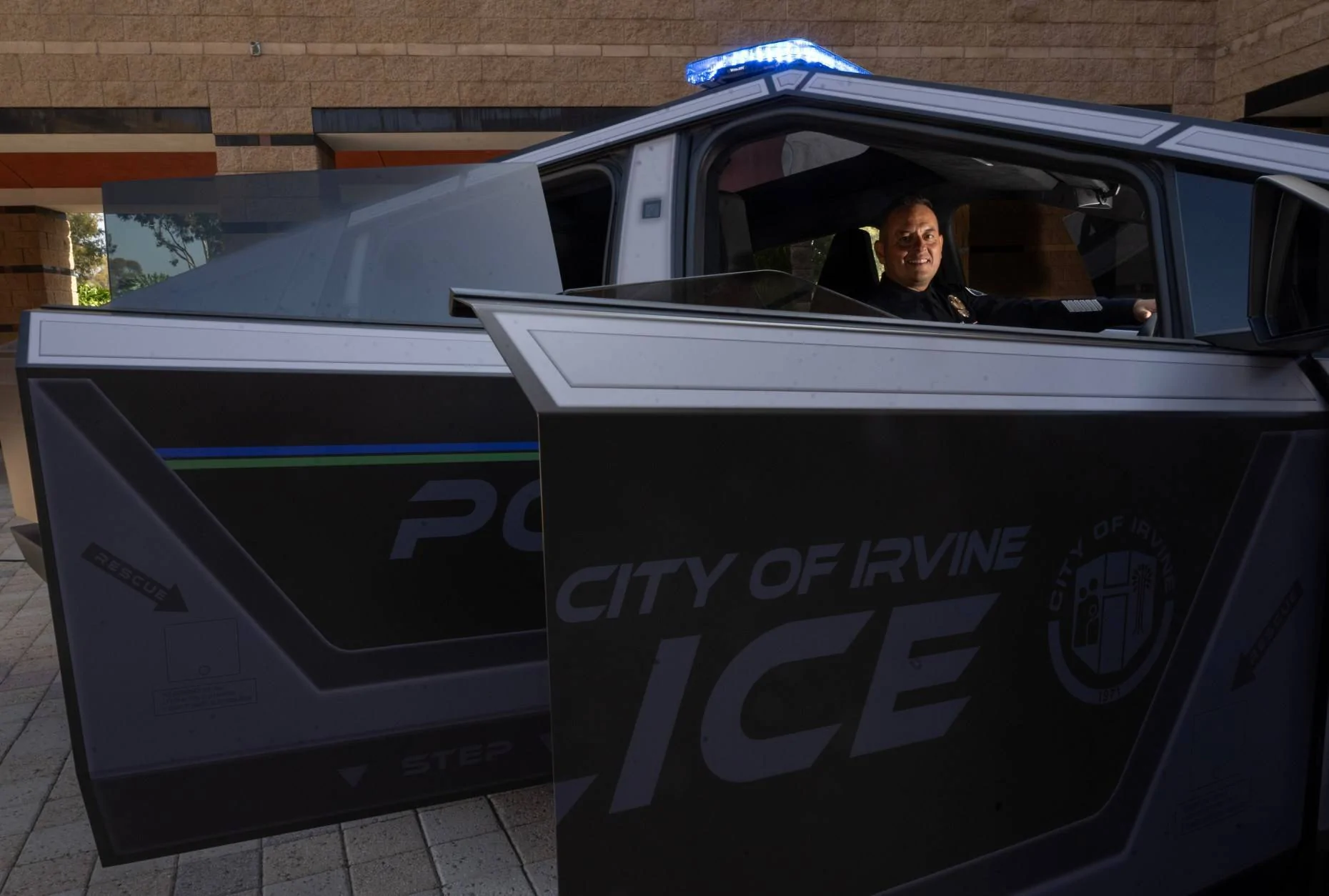 cybertruck-irvine-police-department-5-jpg.jpg