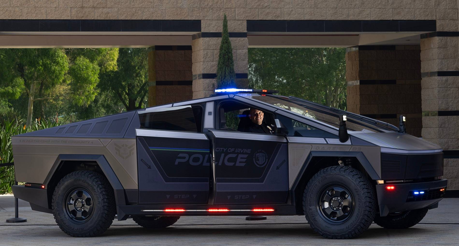 cybertruck-irvine-police-department-2-jpg.jpg