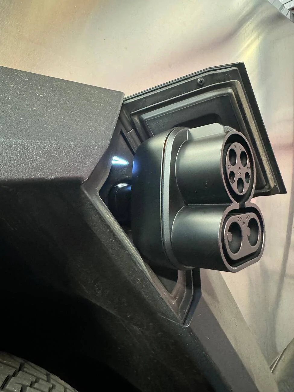 Tesla Cybertruck Charging cybertruck with CCS standard adapter tempImageL2Bau1