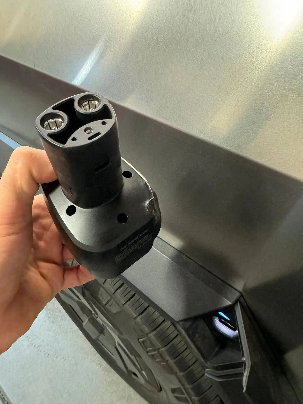Tesla Cybertruck Charging cybertruck with CCS standard adapter tempImagenqnXEu