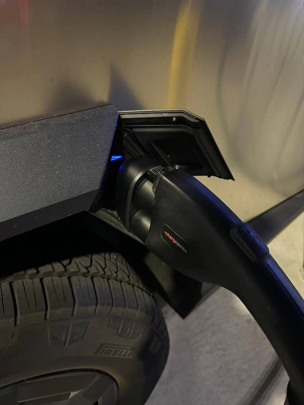 Tesla Cybertruck Charging cybertruck with CCS standard adapter tempImagemSF3Y9
