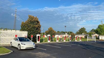Tesla Cybertruck Drive through superchargers while towing 1728572459402-91