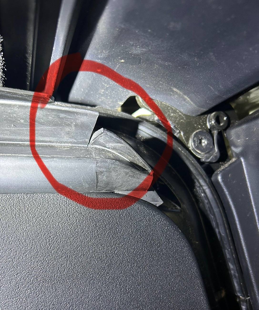Tesla Cybertruck Tonneau cover is crooked IMG_1769