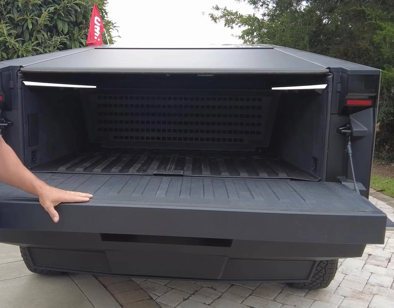 Tesla Cybertruck 🚀 Upgraded Cargo Divider's Most Comprehensive Review Video:  Solved  the OEM Issues that bother you most! 🚚 Teslaunch Cargo Divider (6)