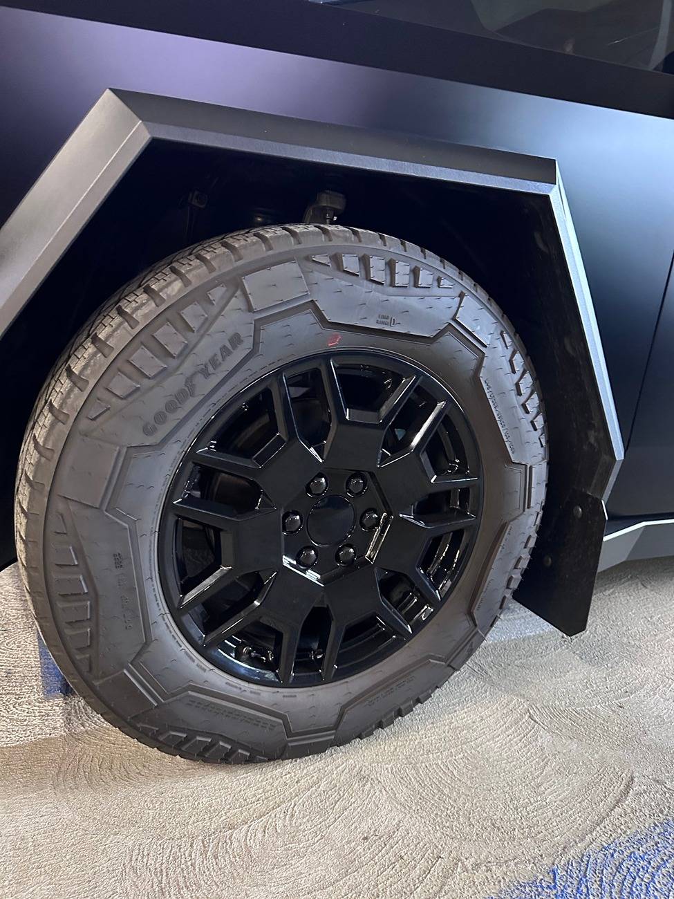 Tesla Cybertruck Gloss Black Painted Wheels on Cybertruck Gloss Black Painted Wheels on Cybertruck