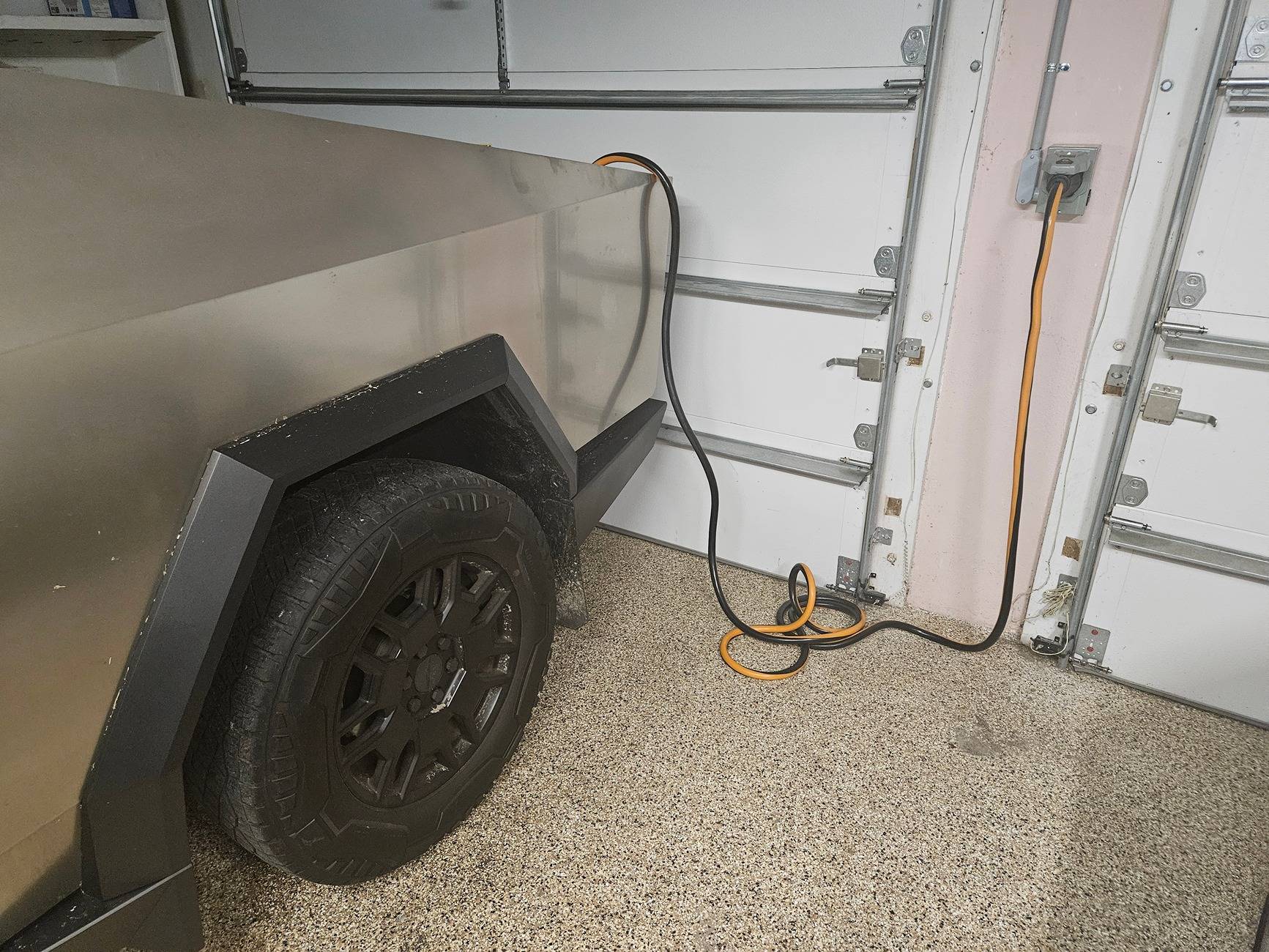 Tesla Cybertruck Powering house without Powershare? 20241012_014300