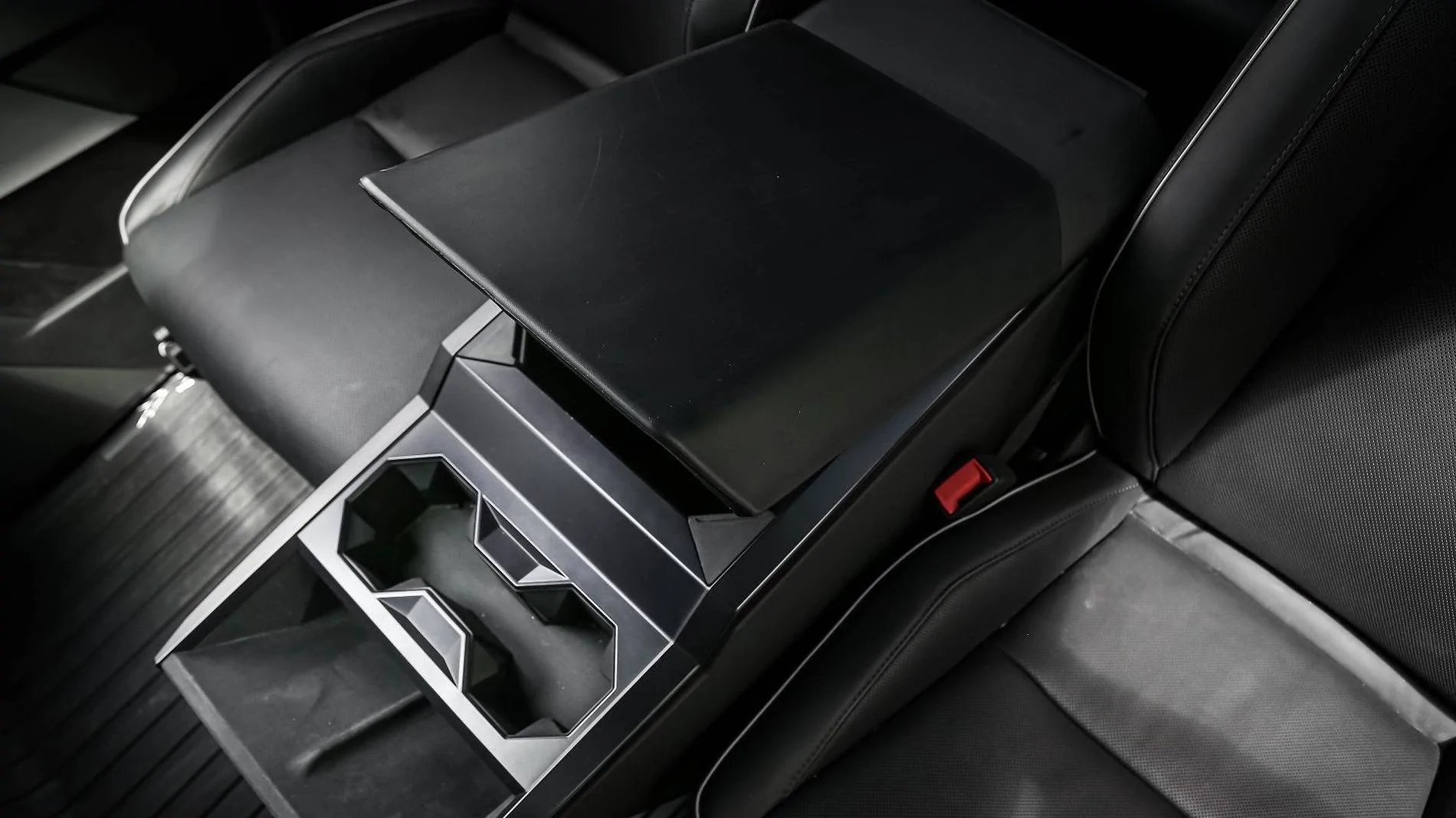 Tesla Cybertruck Foronetry | Center Console Armrest Cover Available Now! tpe-封面