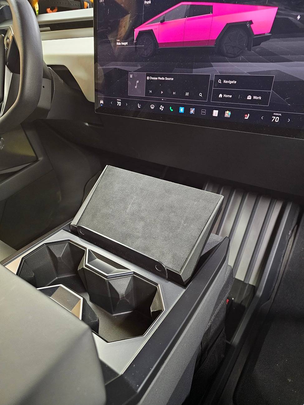 Tesla Cybertruck The best phone holder position for FSD -- steering wheel 20240929_201118