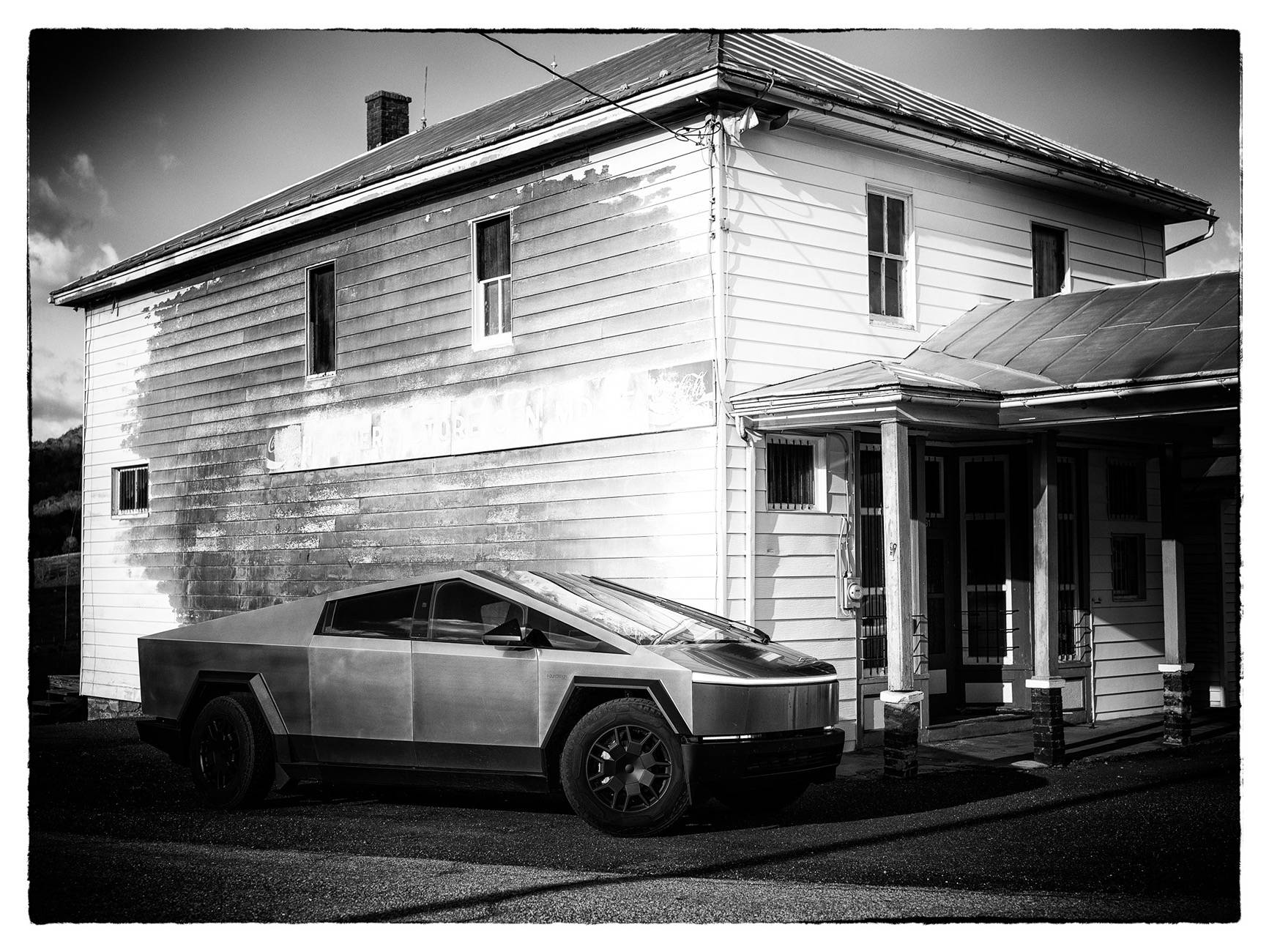 Tesla Cybertruck Magic in the Mountains : Motorcycle Trip with the Cybertruck B_00470_SEP032