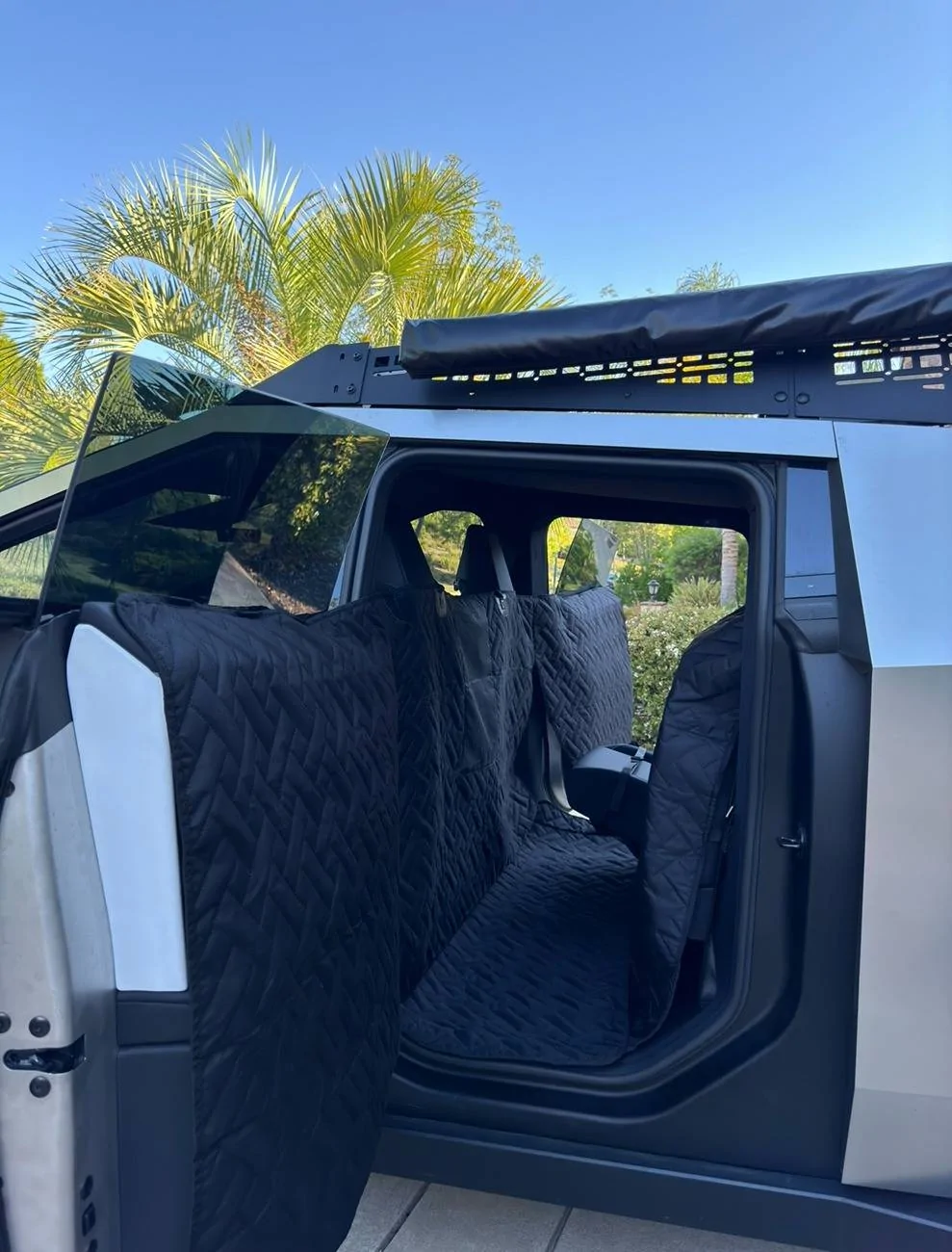 Tesla Cybertruck Cybertruck OEM Pet Liner disappointed IMG_6475