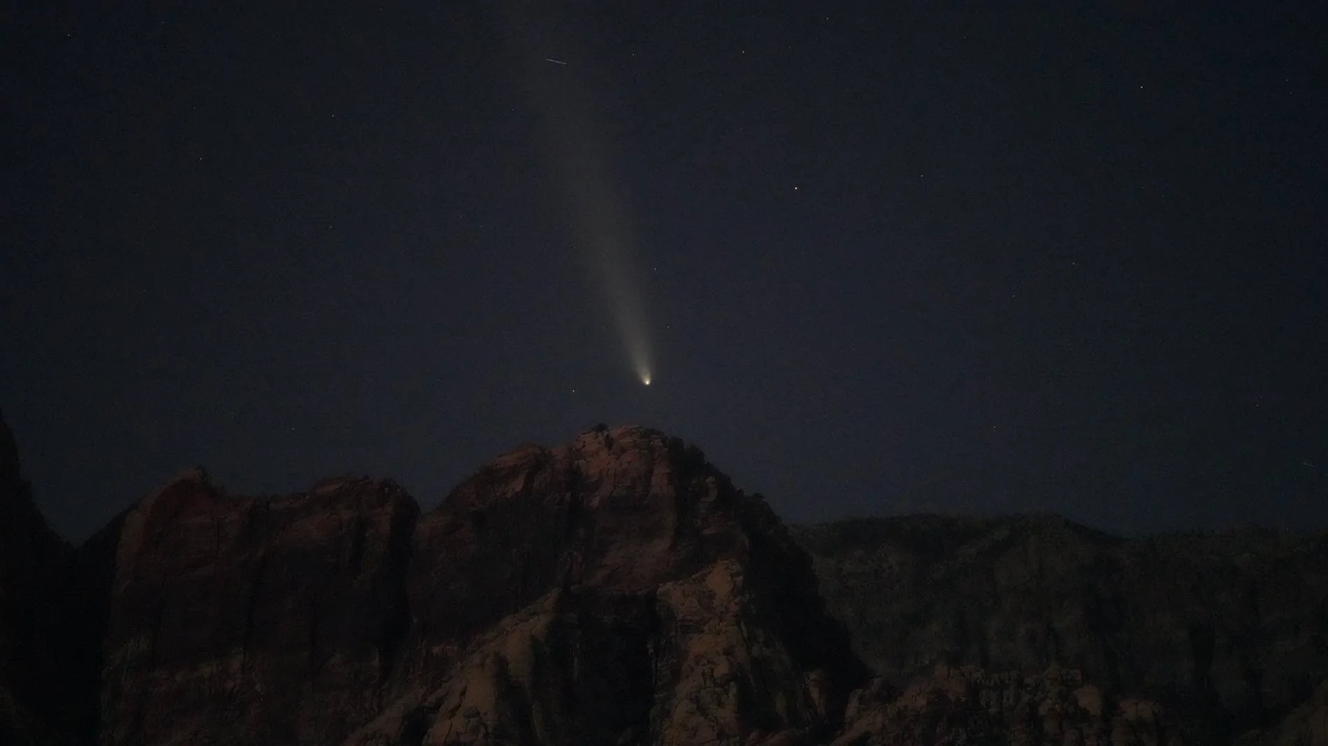 Tesla Cybertruck Capturing a comet with the Cybertruck 💫 DSC00366