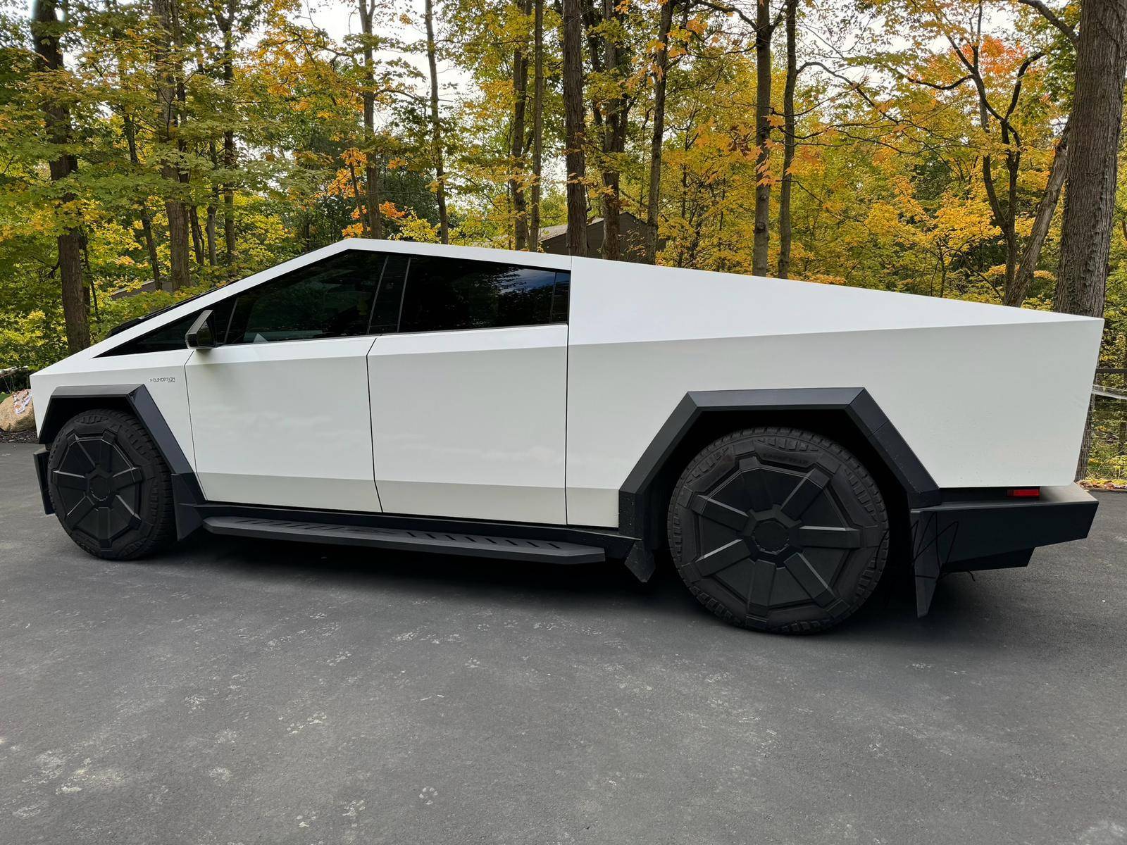 Tesla Cybertruck WHITE Vinyl Wrap & PPF Cybertruck -- Photos & Videos 5de1331c02376e9127e6774c6961822-
