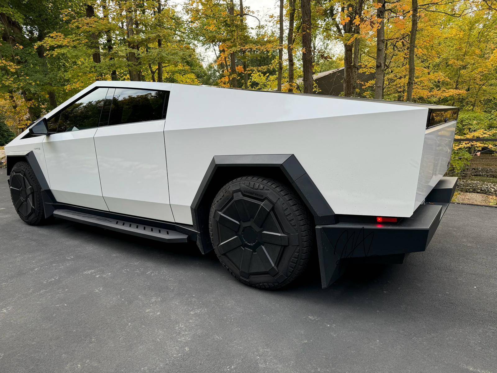 Tesla Cybertruck WHITE Vinyl Wrap & PPF Cybertruck -- Photos & Videos 766d7995926aed86b798d58e095bea2-