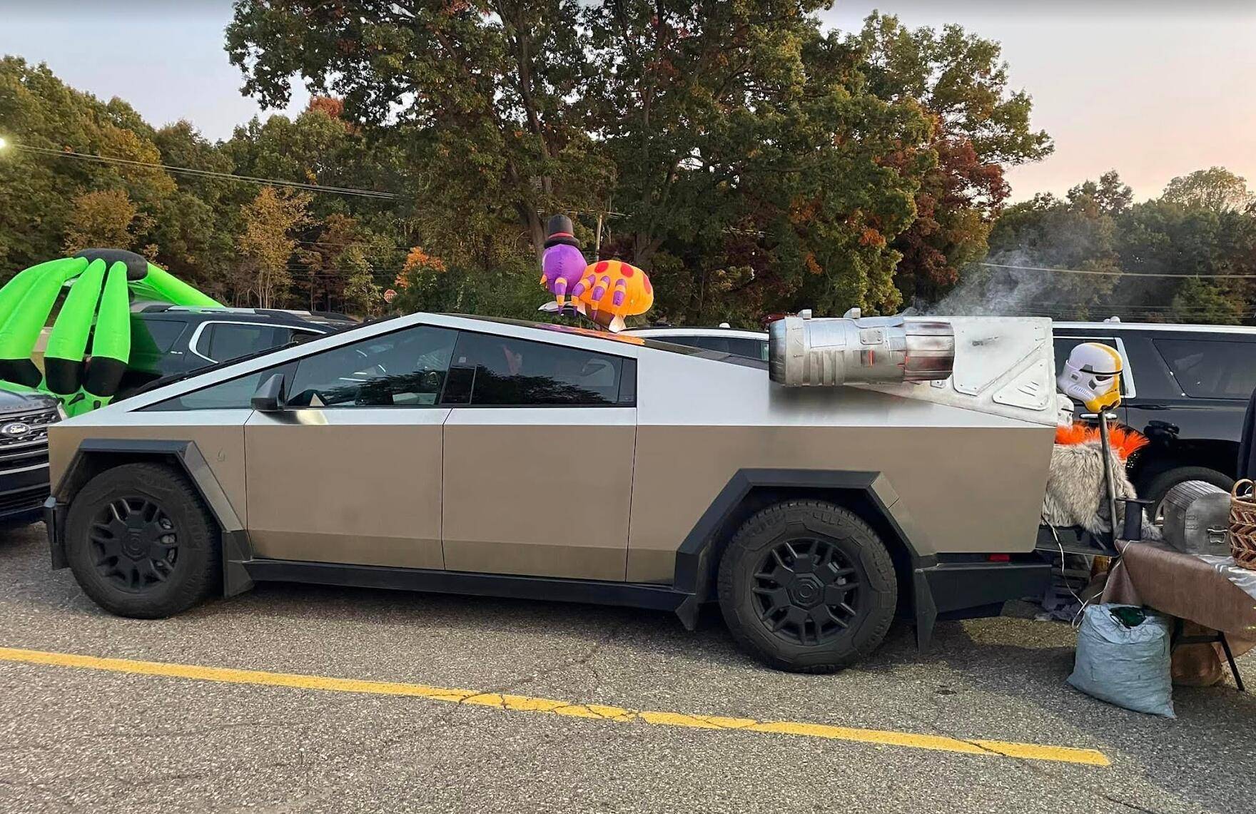 Tesla Cybertruck 🎃 Halloween Cybertrucks! 👻 1729277764610-jl