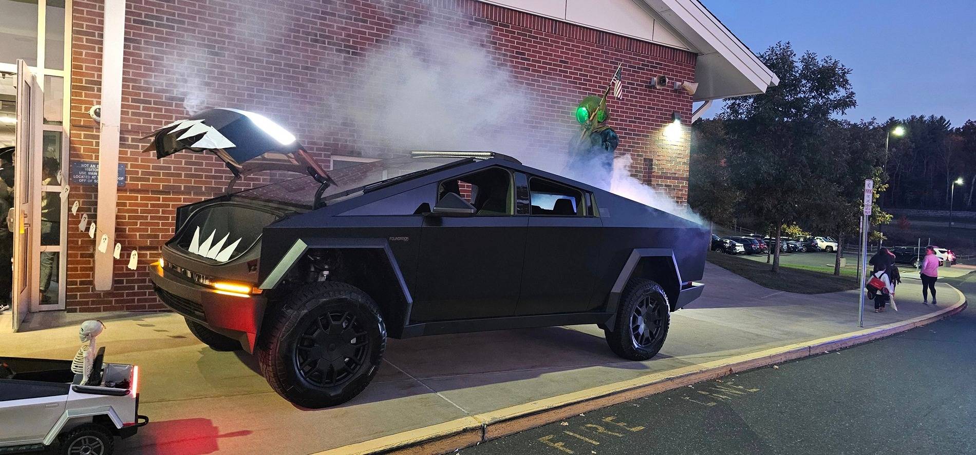 Tesla Cybertruck 🎃 Halloween Cybertrucks! 👻 Halloween Cybertruck 1