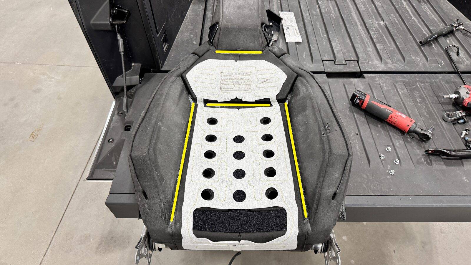 Tesla Cybertruck Seat Foam Squeaking GUID-FEFE6701-3CF4-48DA-AF10-CF446B3C8B27-online-en-US