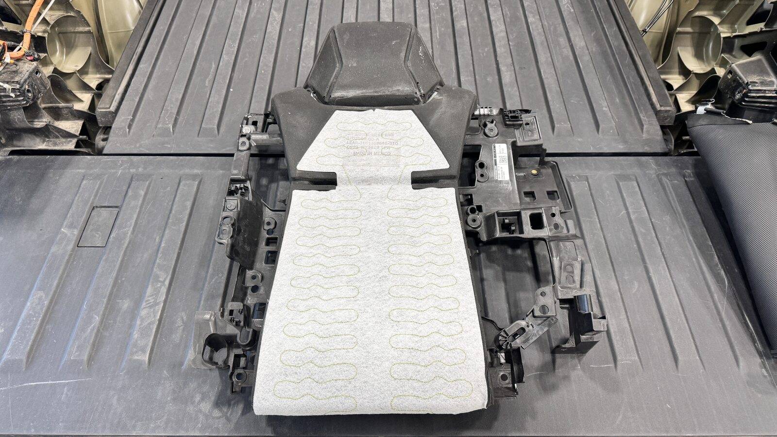 Tesla Cybertruck Seat Foam Squeaking GUID-66B2DB40-C3CB-44C7-8FFF-347CB839E1C1-online-en-US