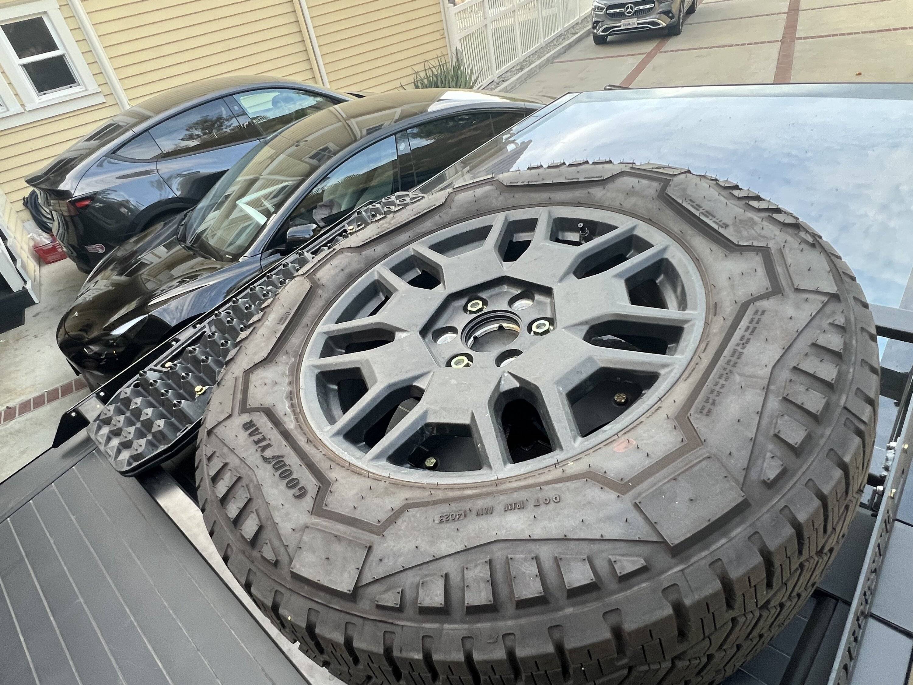 Tesla Cybertruck Roof rack,Tire rack IMG_4244
