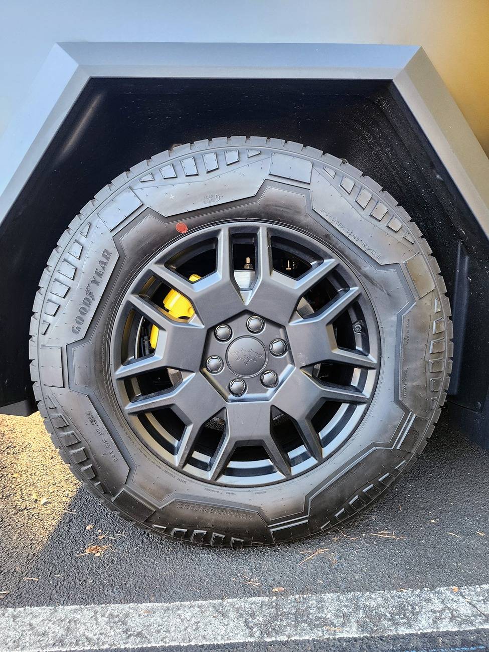 Tesla Cybertruck Calipers - Lamborghini Giallo Orion metallic (Yellow) 20241024_174735