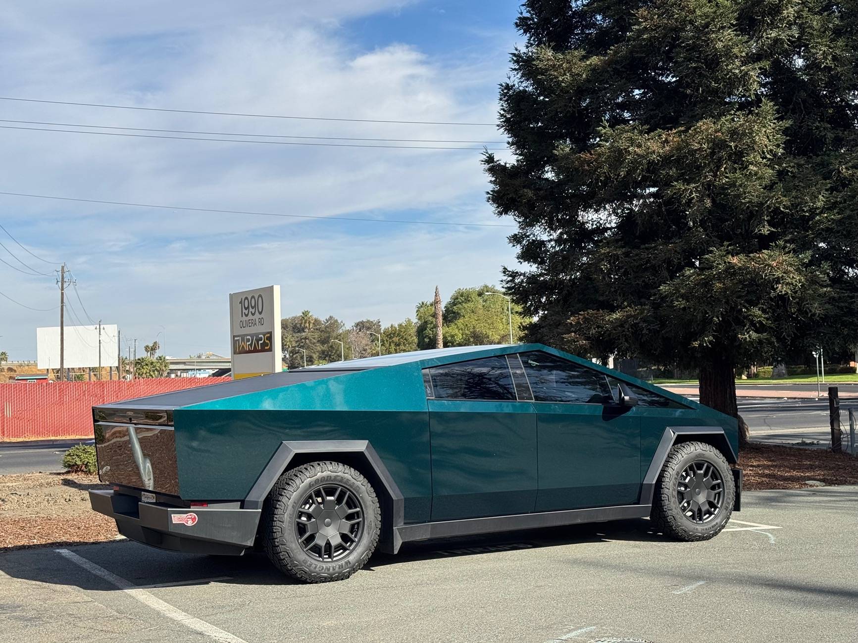 Tesla Cybertruck TWRAPS Iridescent Emerald PPF Cybertruck IMG_2201