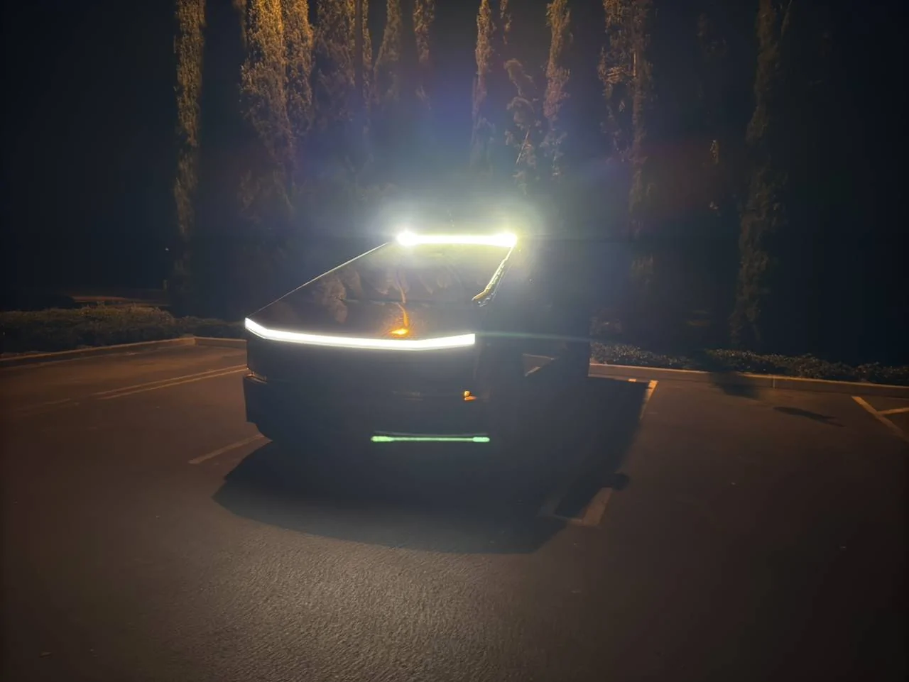 Tesla Cybertruck Cybertruck roof Led light bar,brightness is enough for night？ IMG_2271.HEIC.JPG