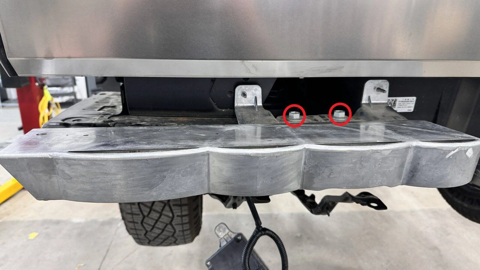 Tesla Cybertruck Can you sit / stand on Cybertruck tailgate? Weight limit? GUID-26F9891E-B1B0-4F3A-B38D-8C24228A7142-online-en-US