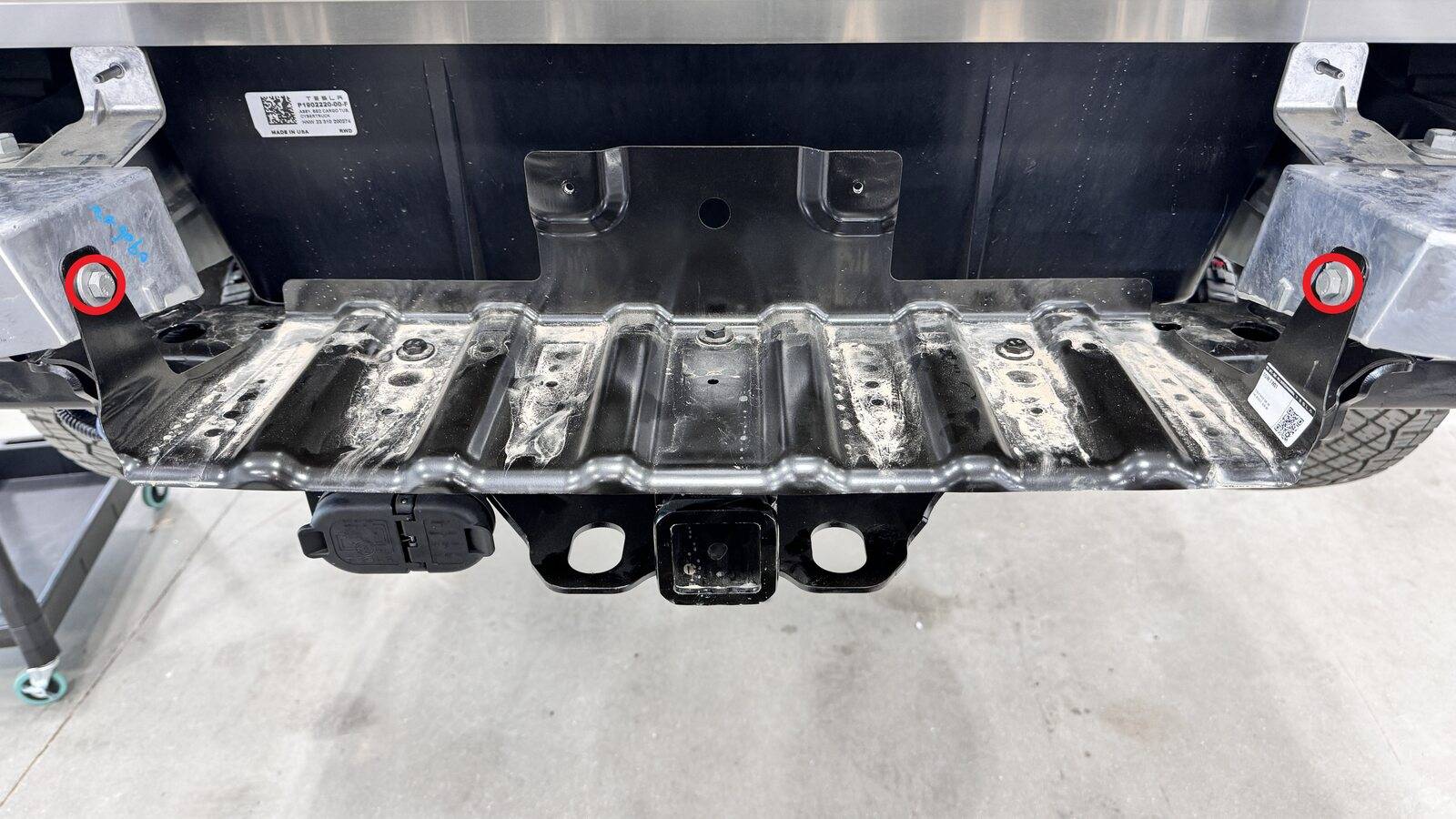 Tesla Cybertruck Can you sit / stand on Cybertruck tailgate? Weight limit? GUID-433A4260-4A8D-4F19-A2B1-63140531A8D2-online-en-US