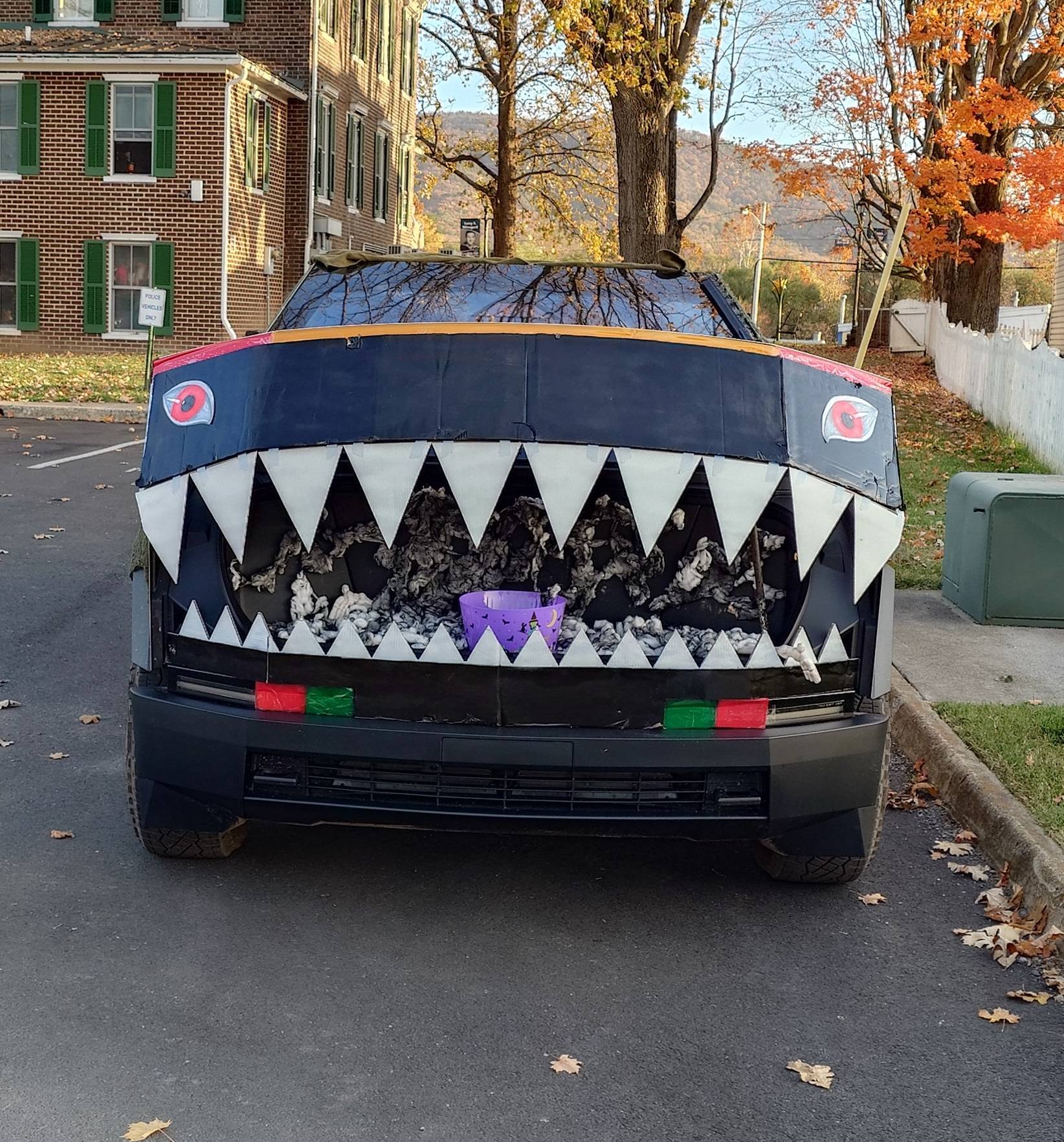 Tesla Cybertruck Trunk-or-Treating Cybertruck Style: Halloween Fun for All! GbRKr9xX0AAHy7Z?format=jpg&name=large