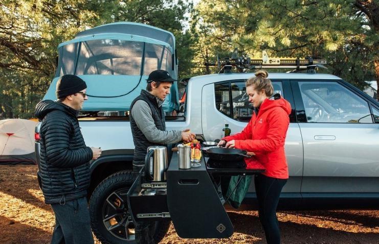 Tesla Cybertruck Elon_Musk also hopes everyone will come to China.Autonomous driving could make it easier for people to travel to China（trip with glamping） Rivian-R1T-4