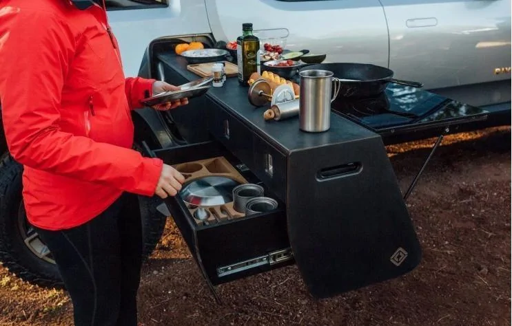 Tesla Cybertruck Elon_Musk also hopes everyone will come to China.Autonomous driving could make it easier for people to travel to China（trip with glamping） Rivian-R1T-5