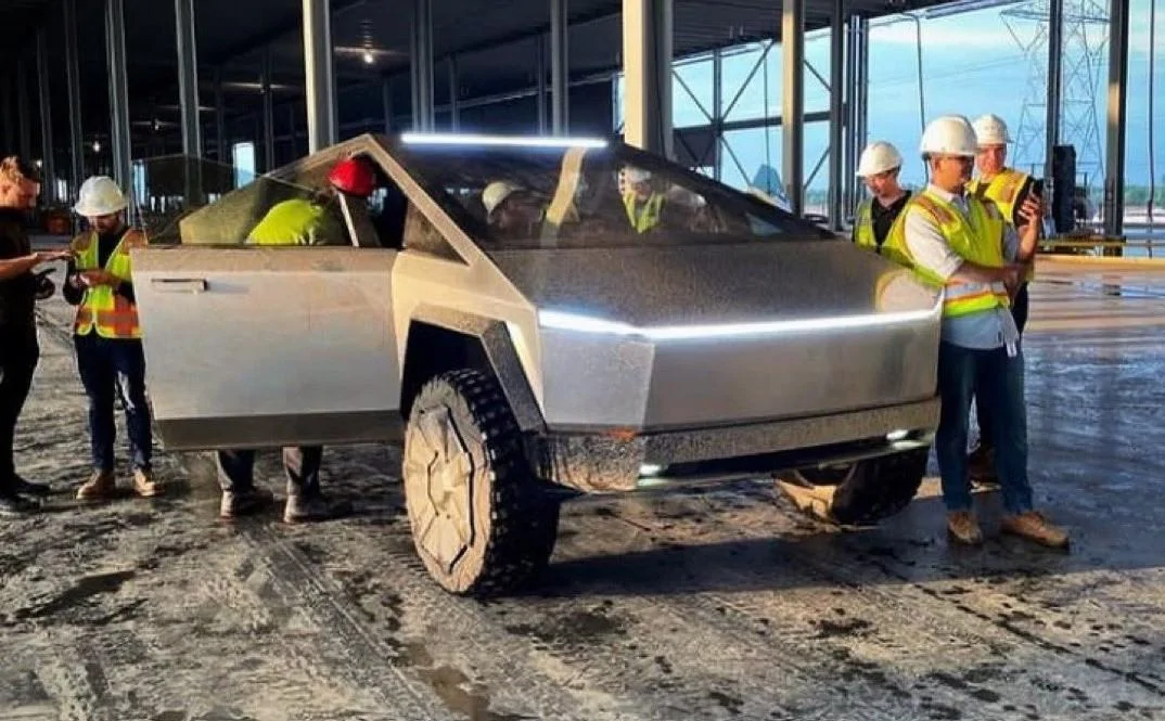 Tesla Cybertruck Sexier when dirty tesla-cybertruck-work-sit