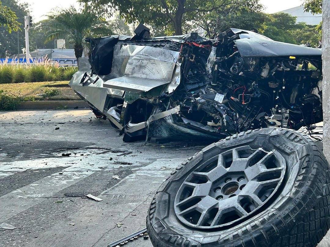 tesla cybertruck crash accident 2.jpeg