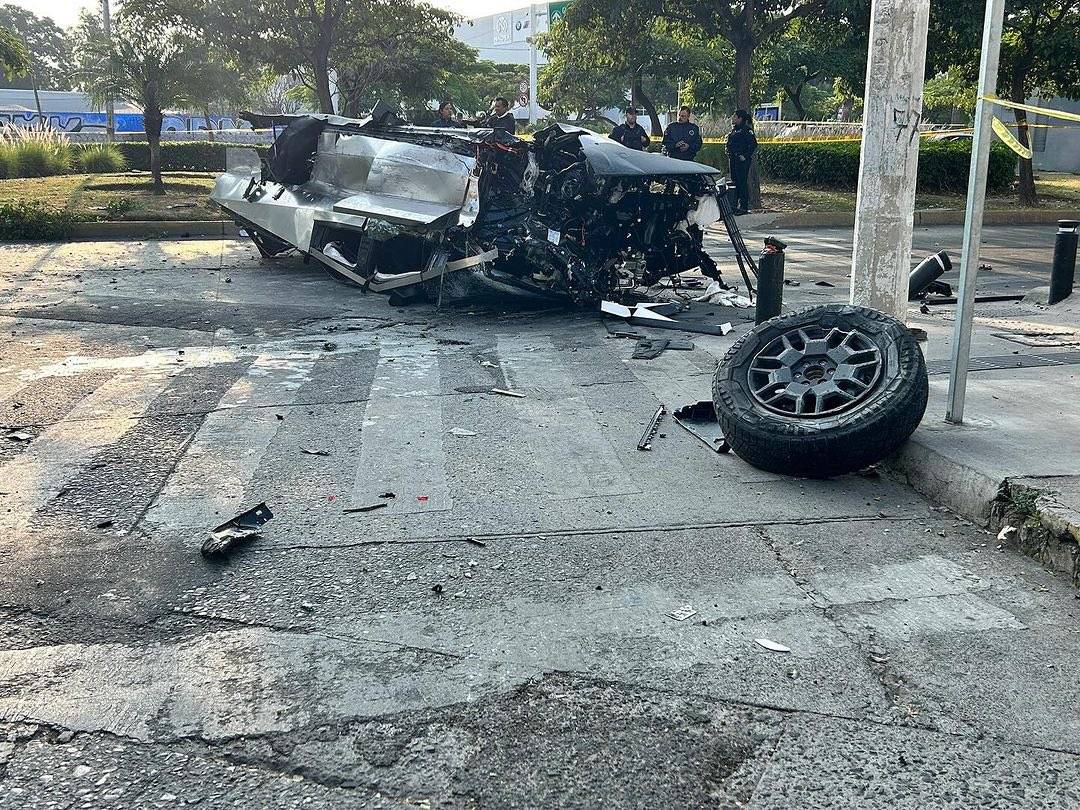 tesla cybertruck crash accident 4.jpeg