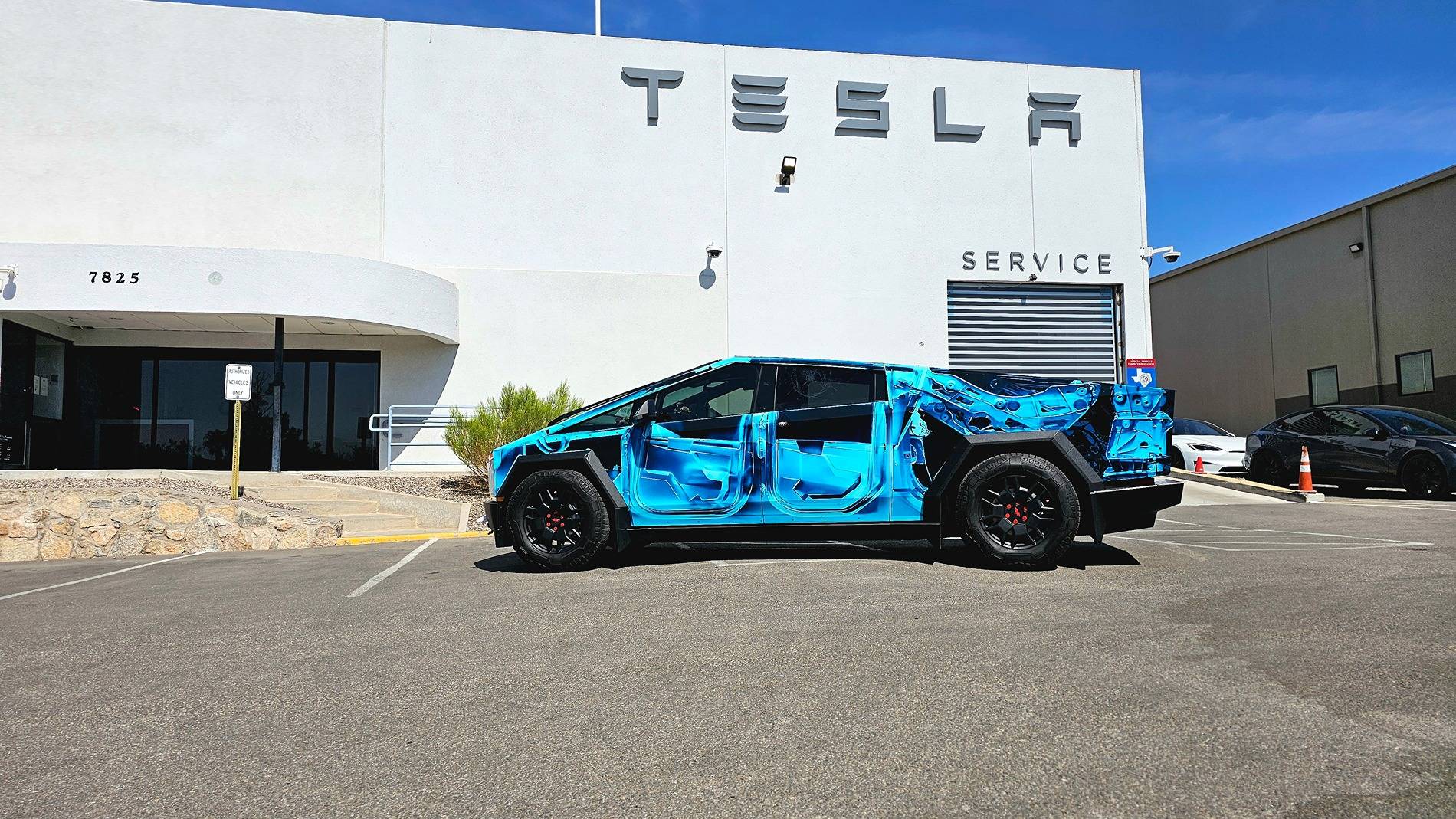 Tesla Cybertruck Off street parking 😂😂😂 20241013_122555