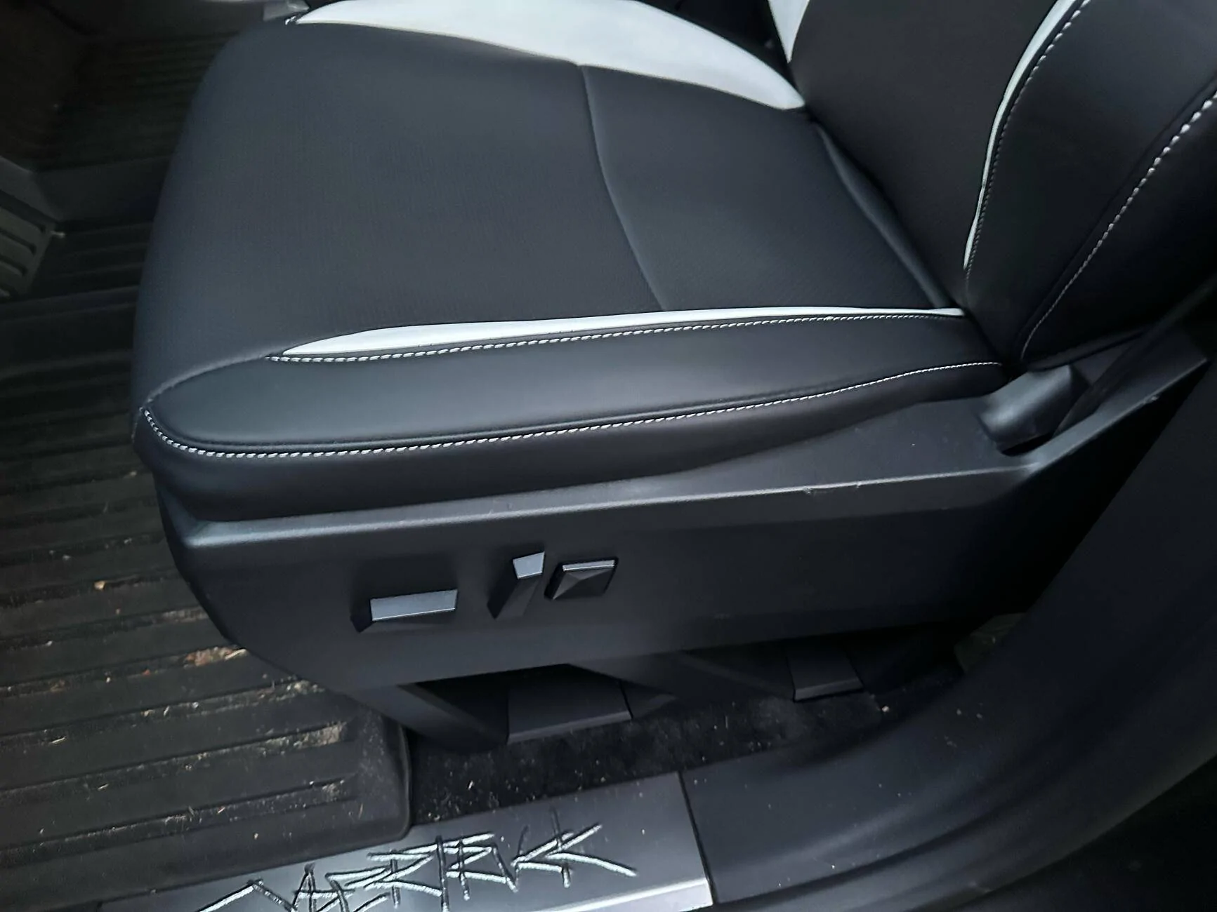 Tesla Cybertruck White seat covers from Elecfresh tempImageOGSj3N