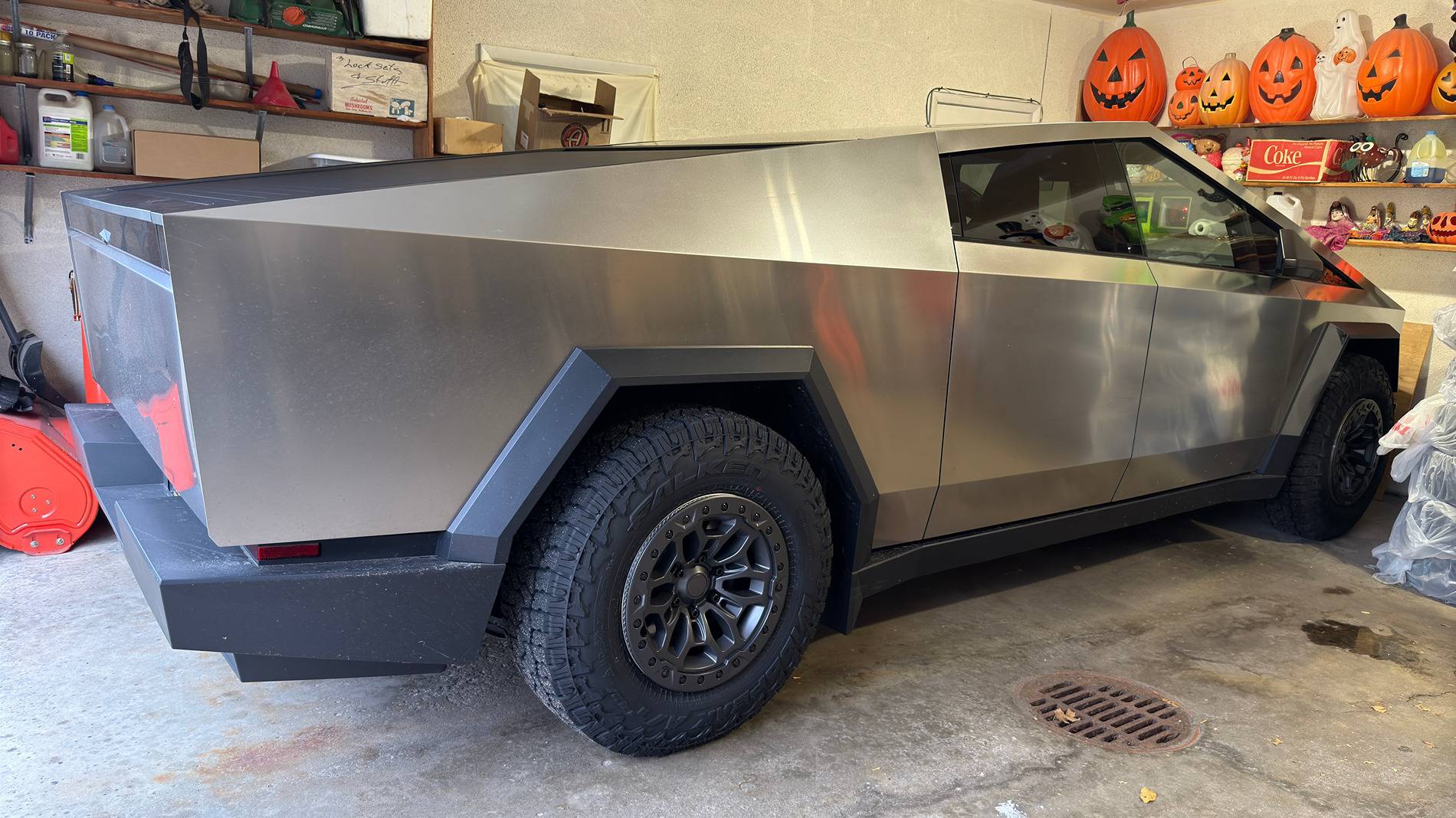 Tesla Cybertruck Martian Wheels 18" Cyber Rover beadlock wheels on Cybertruck 11411A66-1581-414D-9DBC-B21146EFAC3D_1_201_a