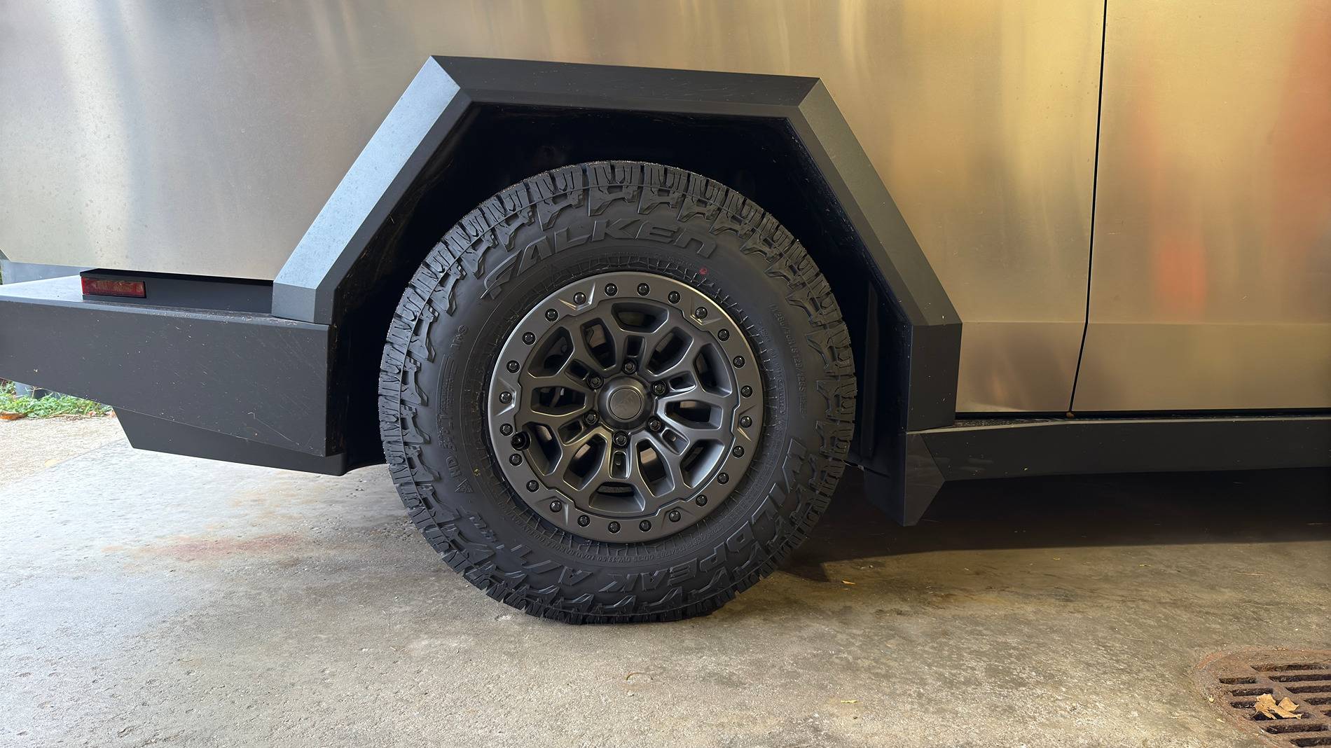 Tesla Cybertruck Martian Wheels 18" Cyber Rover beadlock wheels on Cybertruck 476857E9-3C7C-4003-8916-90463C3B7553_1_201_a