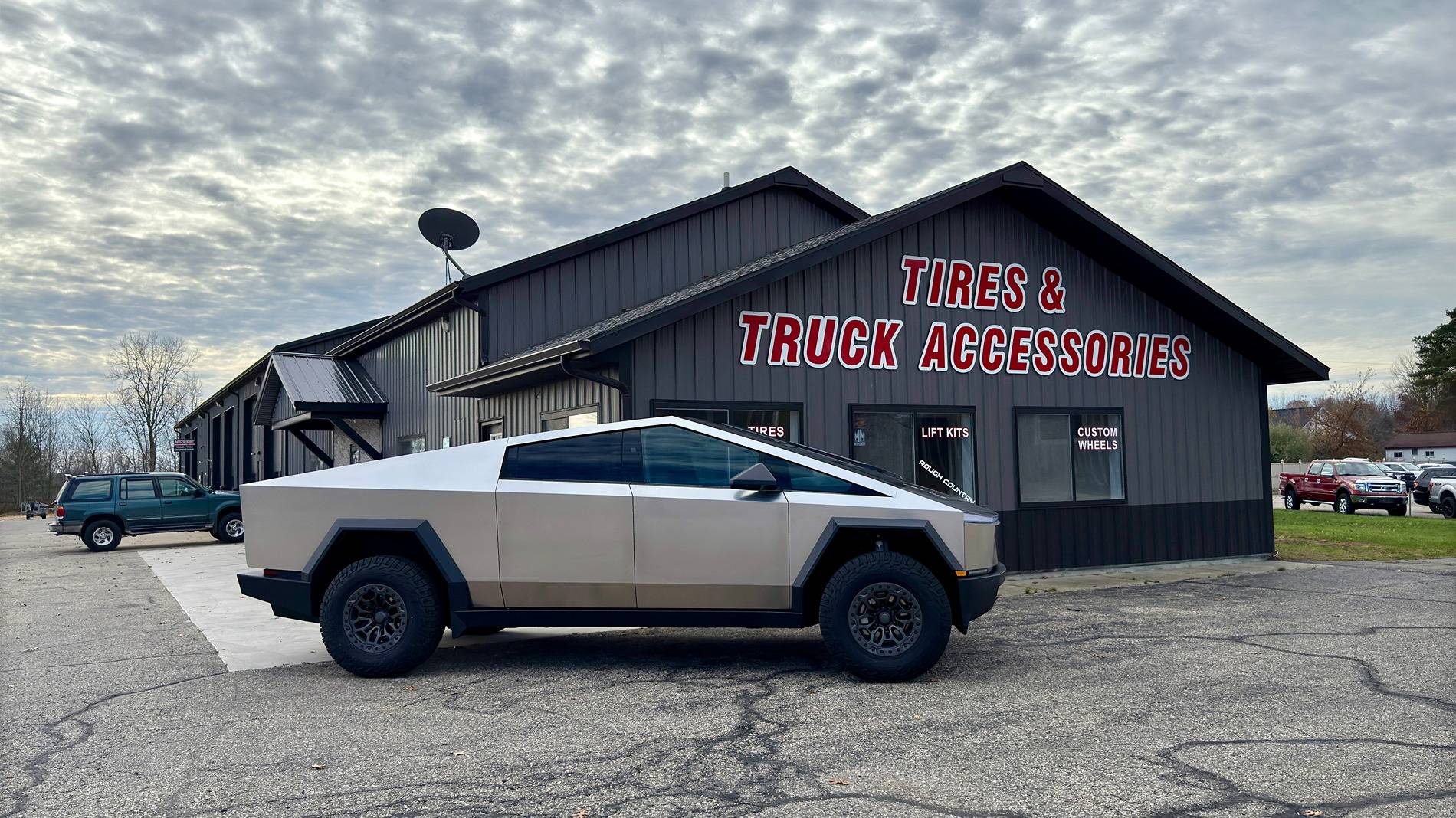 Tesla Cybertruck Martian Wheels 18" Cyber Rover beadlock wheels on Cybertruck 10676ABE-9F27-47D0-AEC7-1DFF8C72A705_1_201_a