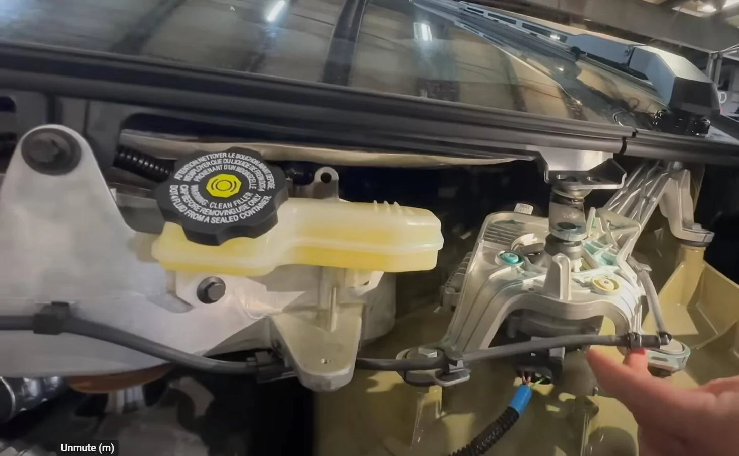 Tesla Cybertruck Brake fluid reservoir was not attached…. 1731217510640-4