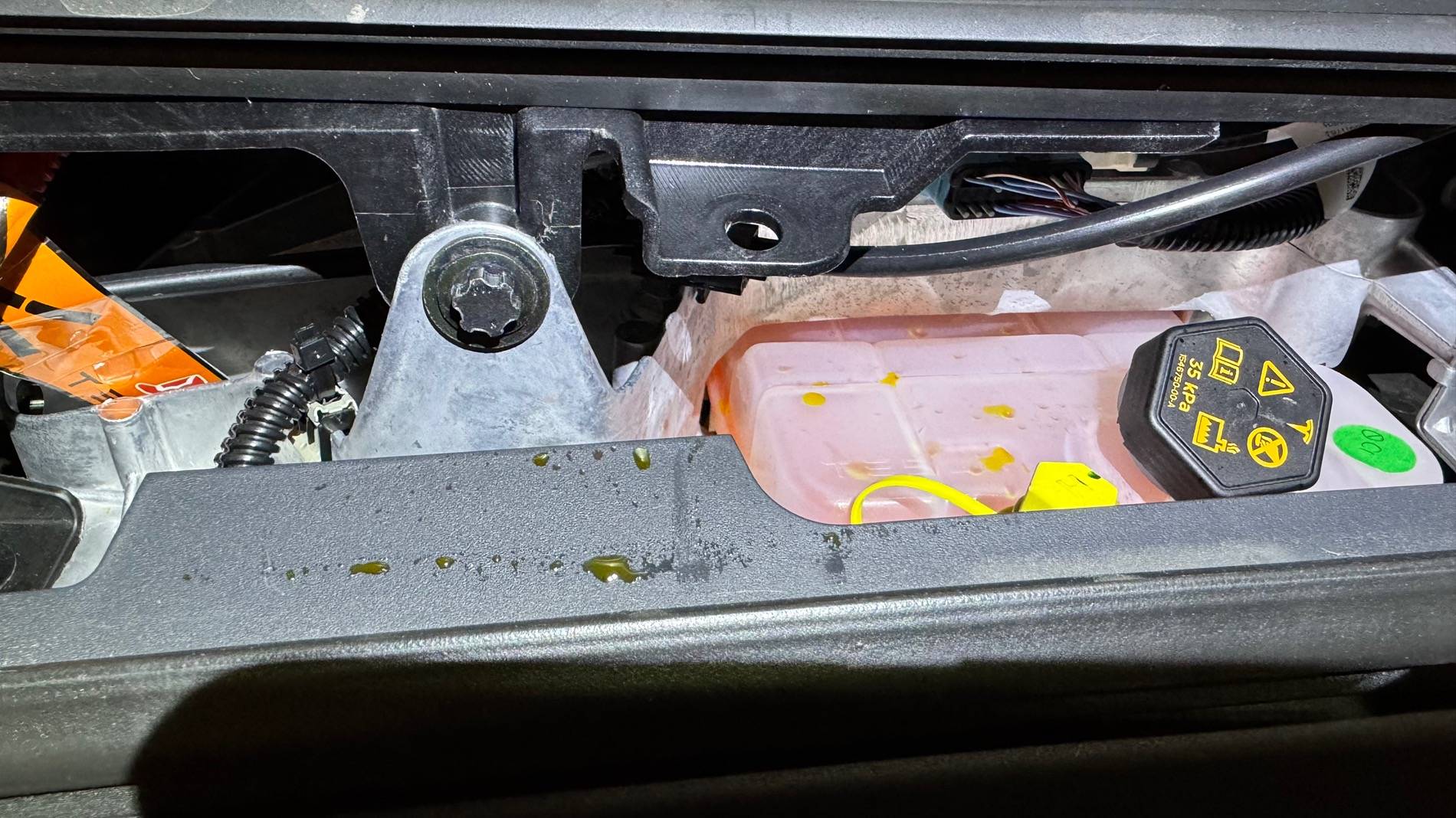 Tesla Cybertruck Brake fluid reservoir was not attached…. IMG_7763