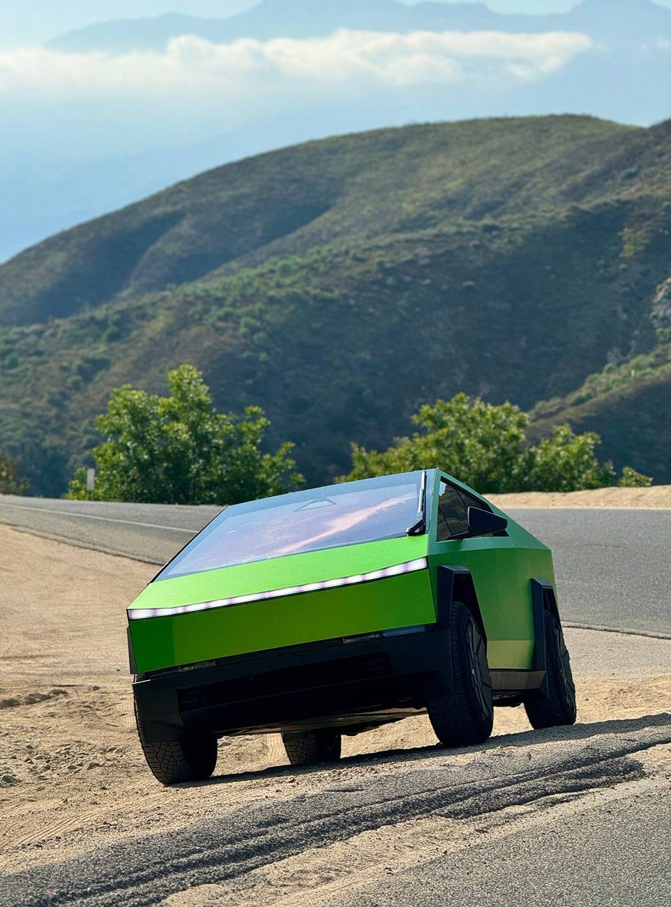 Tesla Cybertruck GREEN Vinyl Wrap & PPF Cybertruck -- Photos & Videos GcTMjawbkAIlRha