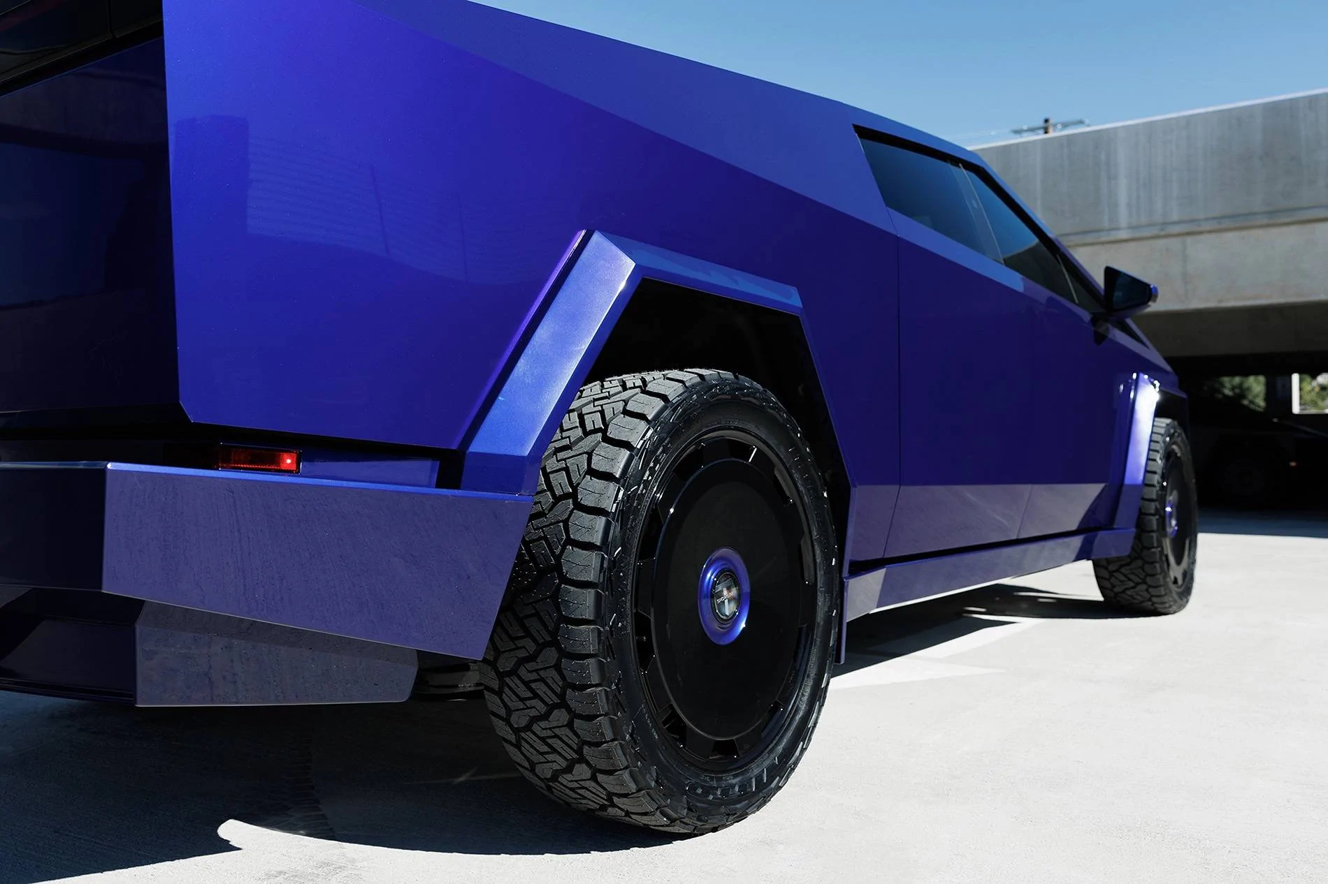 Tesla Cybertruck Cybertruck Aftermarket Wheels & Tires Photos + Info Compilation tmaxx-metallic-electric-blue-tesla-cybertruck-24-ctm-wheels-gloss-black-19-12