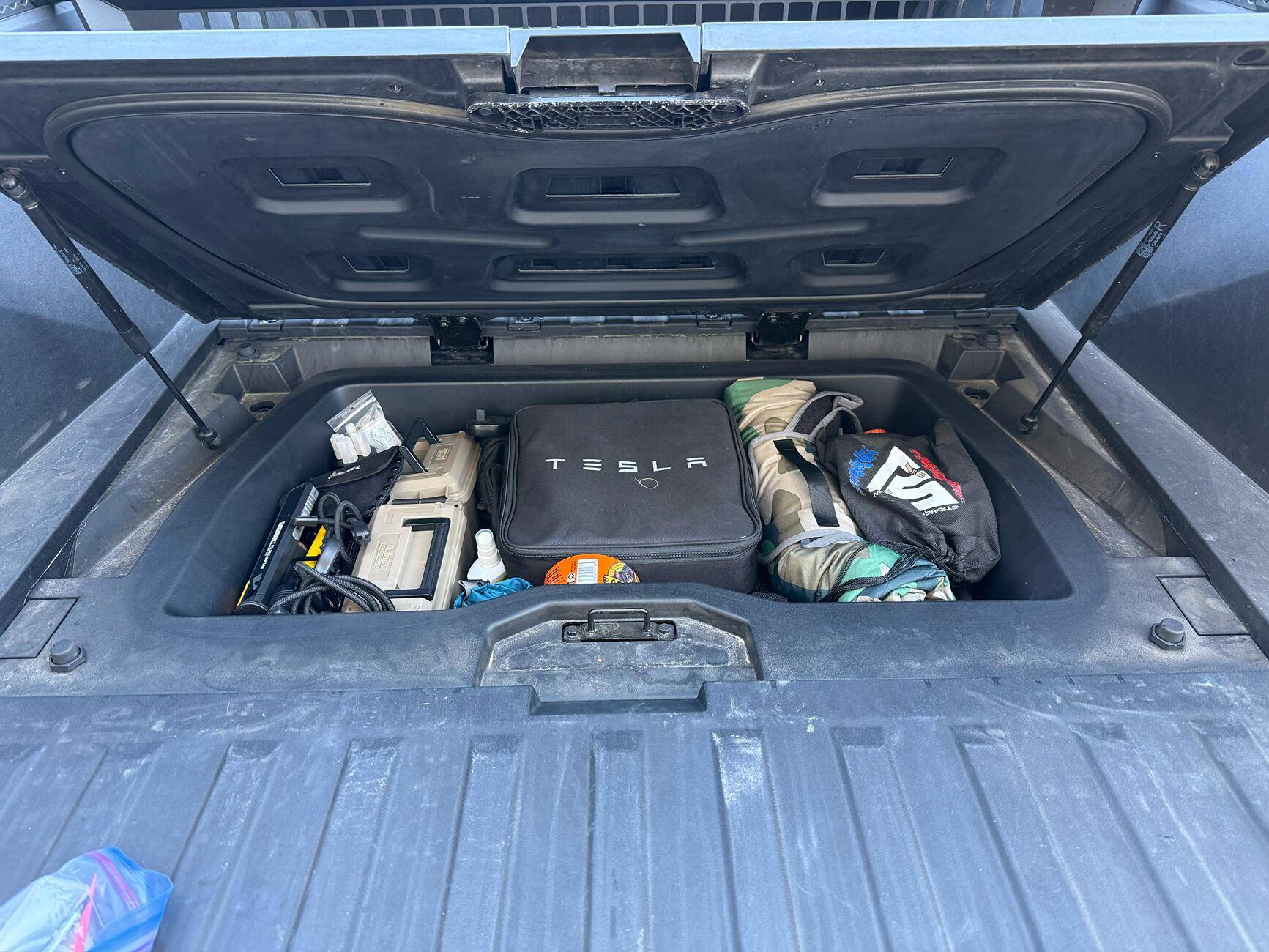 Tesla Cybertruck Please share what you put on your MOLLE Panels and your organization tips! tempImageOwp7S