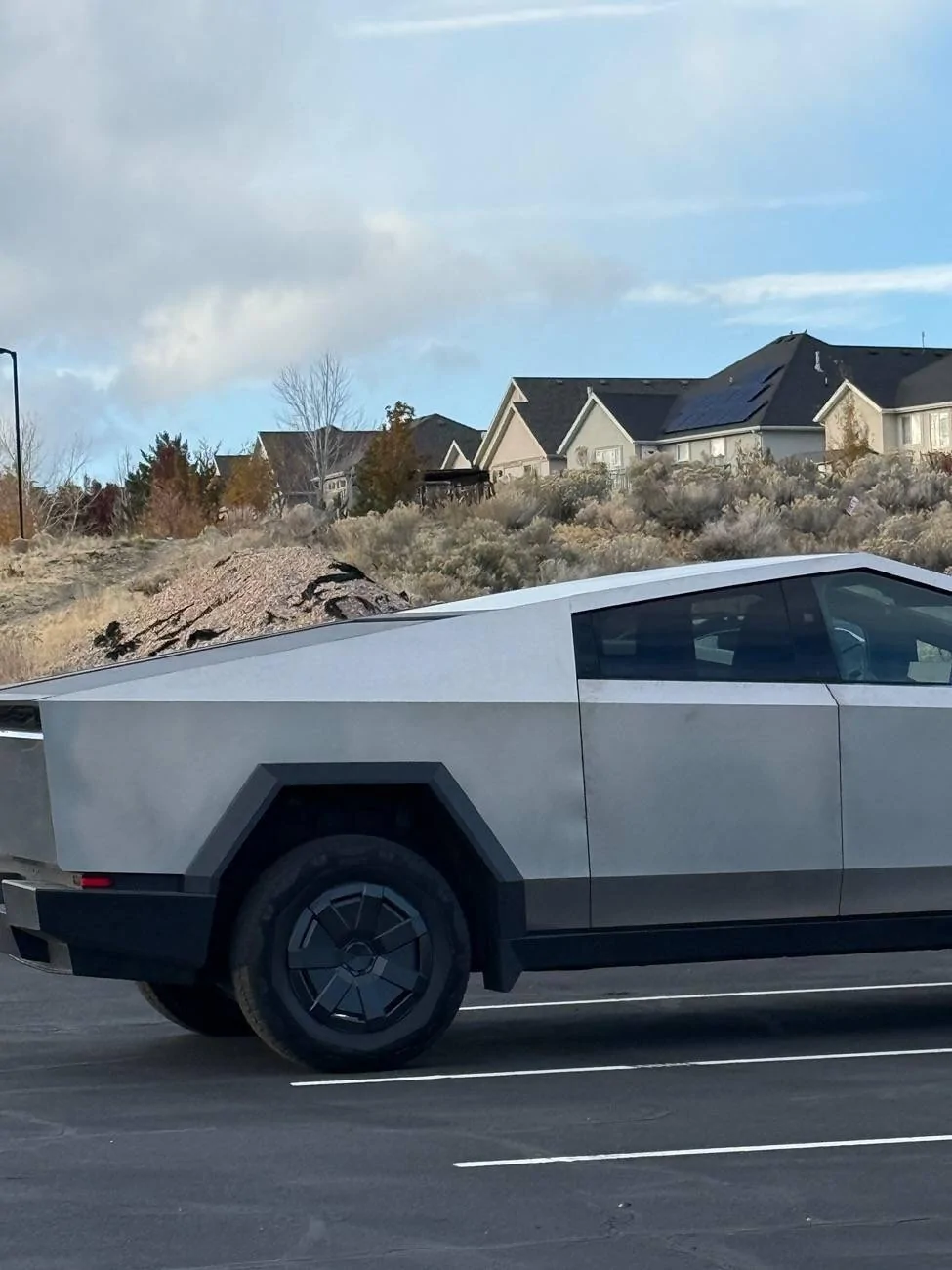Tesla Cybertruck Bends in the body 1731992864160-n4