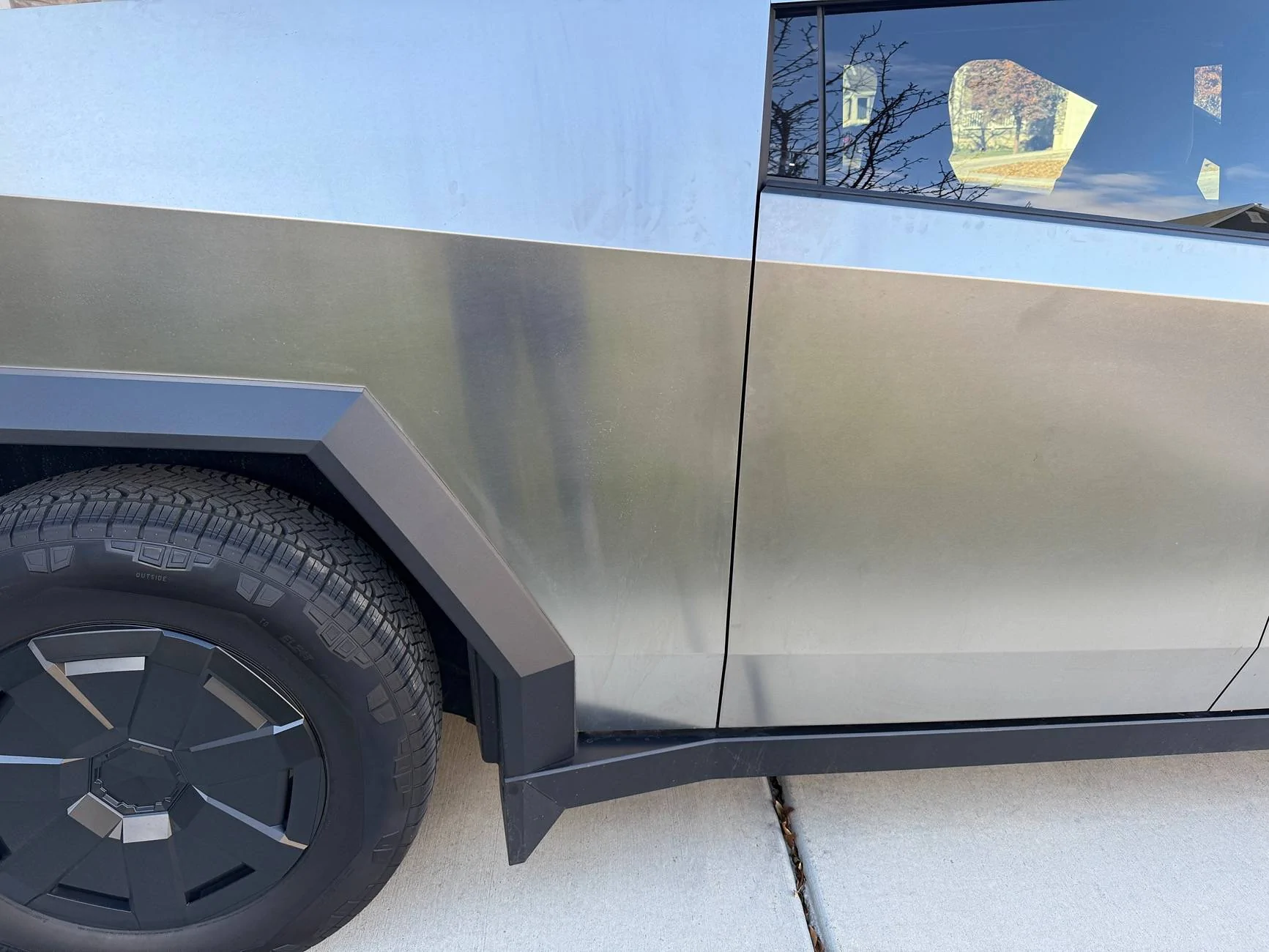 Tesla Cybertruck Bends in the body IMG_5447