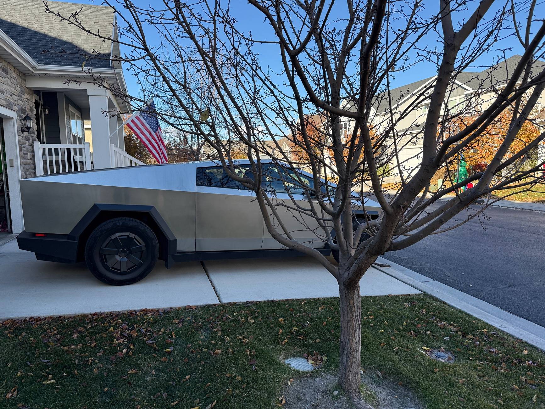 Tesla Cybertruck Bends in the body IMG_5445